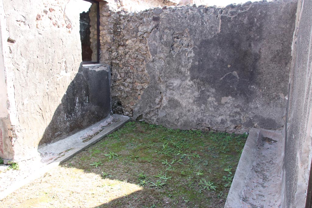 V.4.a Pompeii. October 2023. Room ‘m’, looking south-east across original small garden. Photo courtesy of Klaus Heese.