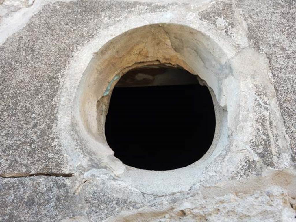 V.4.a Pompeii. May 2015. Detail of exterior side of small circular window to cubiculum, on south side of tablinum. Photo courtesy of Buzz Ferebee.

