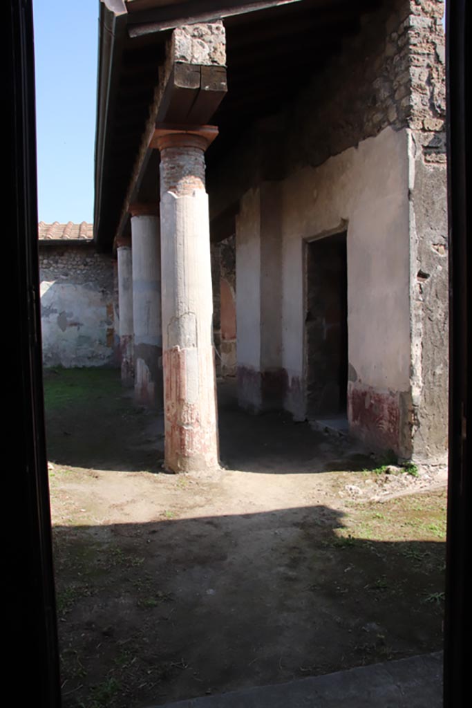 V.4.a Pompeii. October 2023. 
Room ‘l’ (L), looking east along south portico. Photo courtesy of Klaus Heese.
