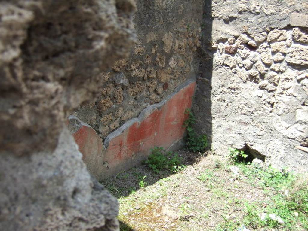 V.4.a Pompeii. May 2006. Room ‘n’, with remains of painted plaster on lower west wall.