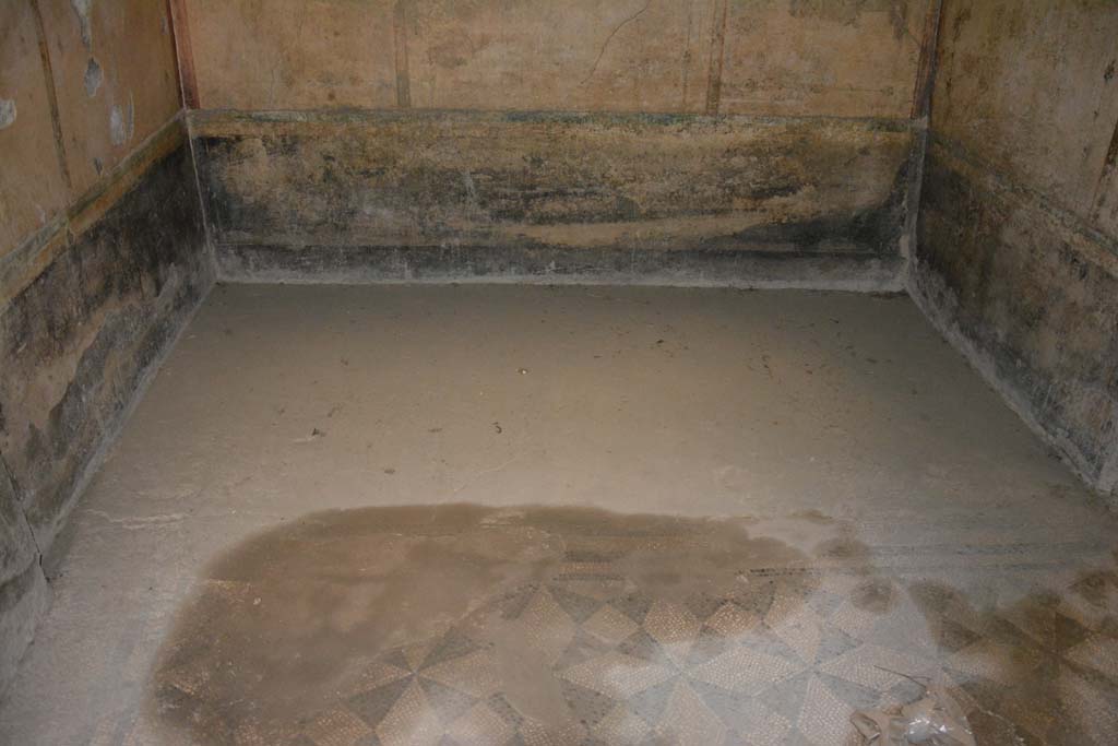 V.4.a Pompeii. March 2019. Room ‘c’, looking west across flooring towards lower west wall. 
Foto Annette Haug, ERC Grant 681269 DÉCOR.
