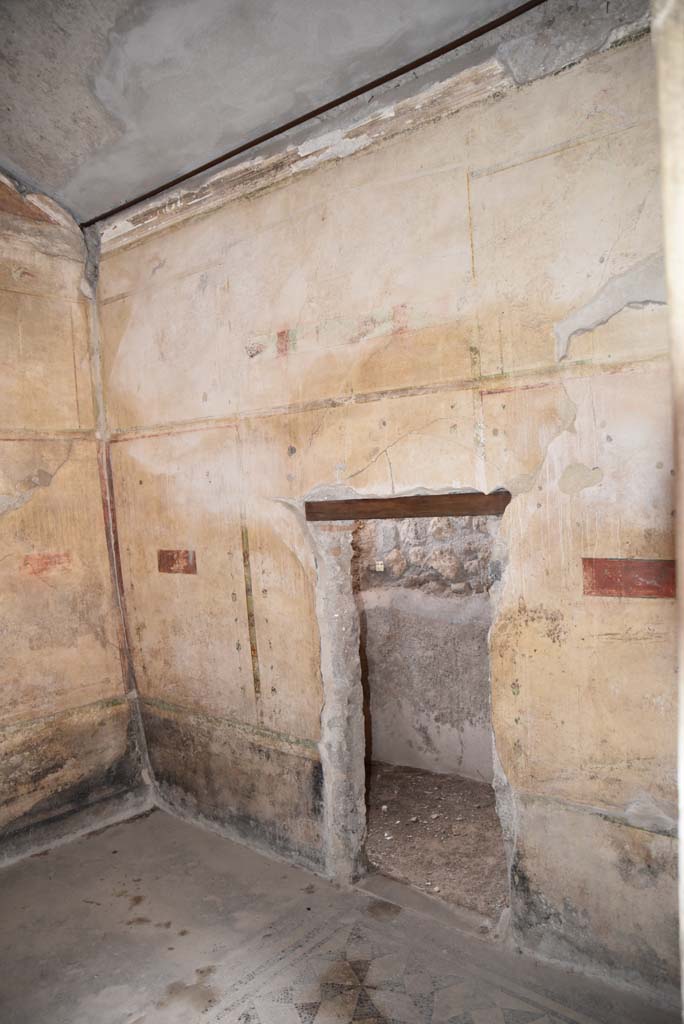 V.4.a Pompeii. March 2018. Room ‘c’, north wall with doorway into room ‘e’. 
Foto Annette Haug, ERC Grant 681269 DÉCOR.
