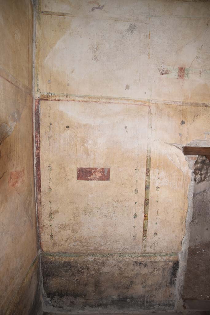 V.4.a Pompeii. March 2018. 
Room ‘c’, painted side panel on west side of doorway in north wall.
Foto Annette Haug, ERC Grant 681269 DÉCOR.
