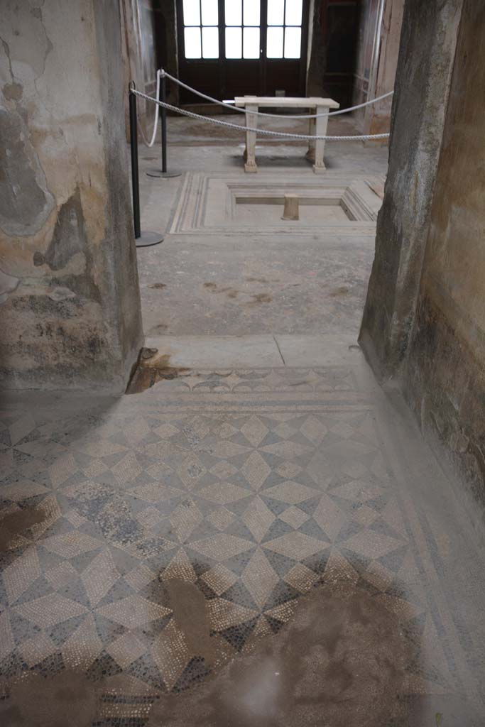 V.4.a Pompeii. March 2018. Room ‘c’, looking east across flooring towards atrium.
Foto Annette Haug, ERC Grant 681269 DÉCOR.


