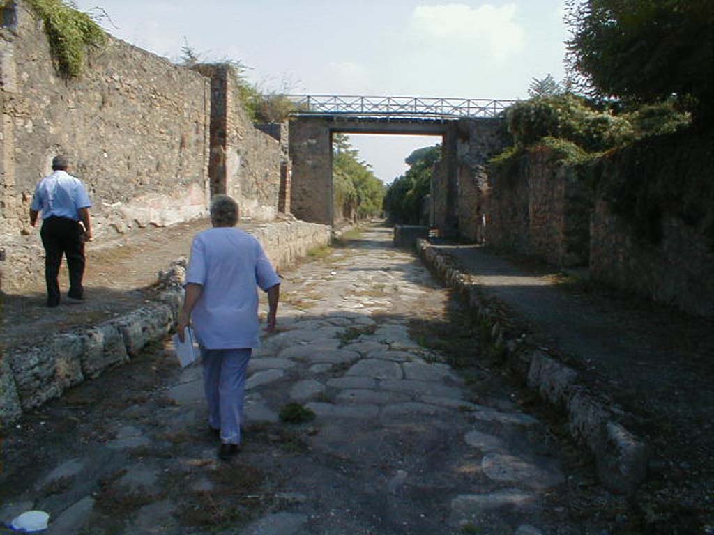 V.5.3 Pompeii, on left. September 2004. Via di Nola, looking east. IX.10, on right.