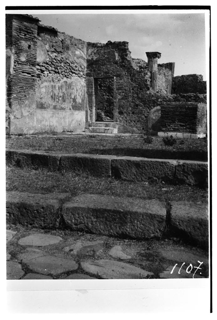 VI.1.13 Pompeii. W. 1618. Looking across entrance on Via Consolare.
Photo by Tatiana Warscher. Photo © Deutsches Archäologisches Institut, Abteilung Rom, Arkiv.
