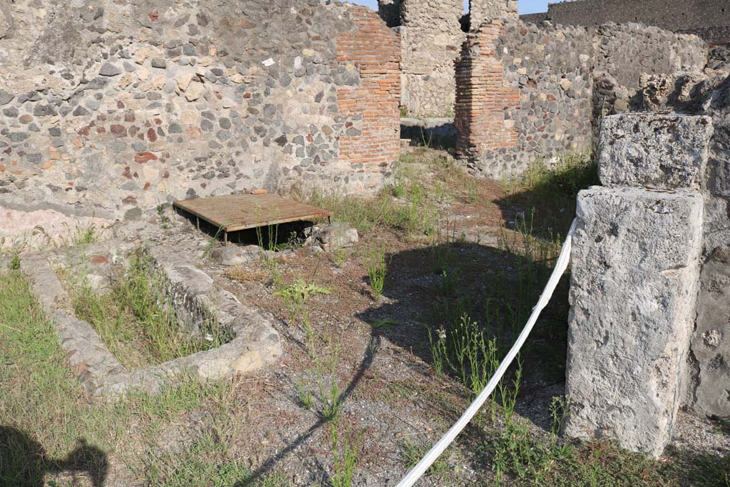 VI.1.15, Pompeii. December 2018. 
Looking south-east across rear room towards doorway linking with VI.1.21. Photo courtesy of Aude Durand.
