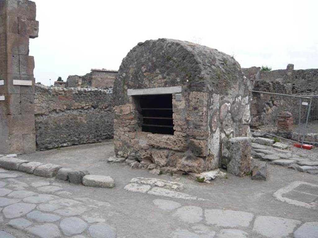VI.1.19 Pompeii. May 2012. Public well, with street shrine on its south side (on right).
Photo courtesy of Buzz Ferebee.

