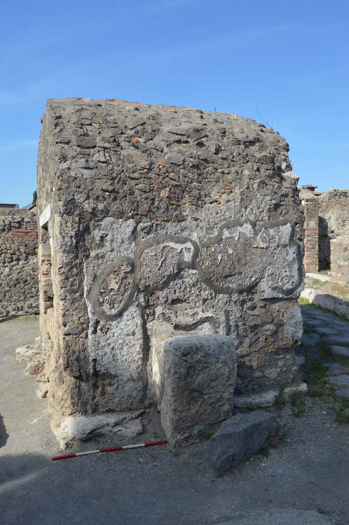 VI.1.19 Pompeii. October 2017. Looking north to street altar on south side of well.
Foto Taylor Lauritsen, ERC Grant 681269 DCOR.

