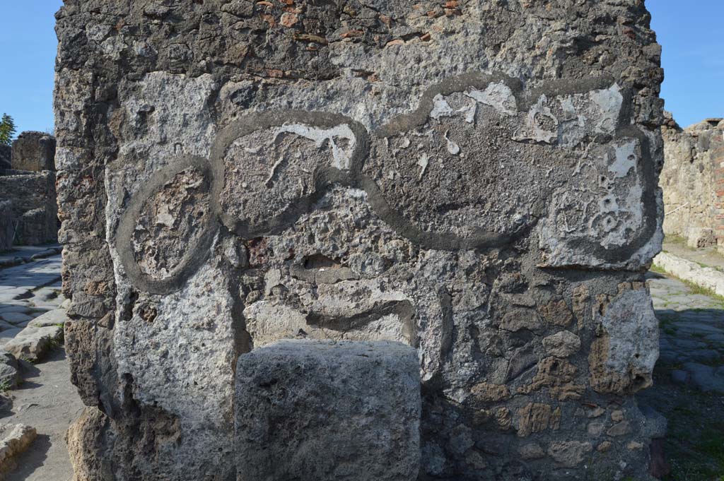 VI.1.19 Pompeii. October 2017. Looking north towards detail of remaining stucco on south side of well.
Foto Taylor Lauritsen, ERC Grant 681269 DCOR.
