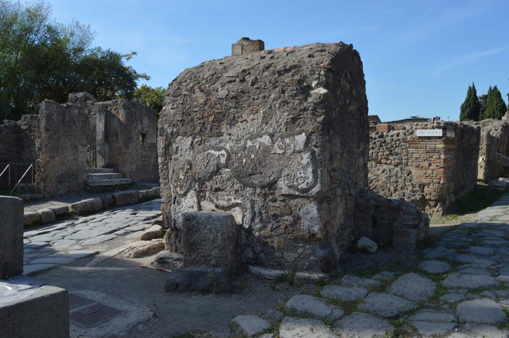 VI.1.19 Pompeii. October 2017. Looking north-west towards street shrine.
Foto Taylor Lauritsen, ERC Grant 681269 DCOR.
