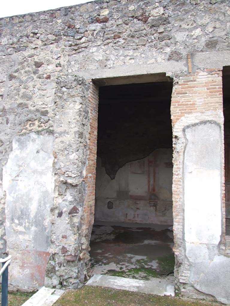 VI.7.18 Pompeii. December 2006. Doorway to oecus/cubiculum on south side of peristyle.