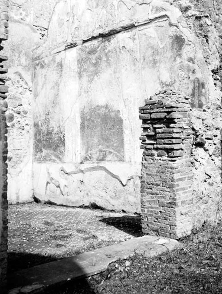 231388 Bestand-D-DAI-ROM-W.1235.jpg
VI.7.20 Pompeii. W1235. Small oecus with doorway from north portico of peristyle, showing remains of wall decoration on east wall.
Photo by Tatiana Warscher. With kind permission of DAI Rome, whose copyright it remains. 
See http://arachne.uni-koeln.de/item/marbilderbestand/231388 
