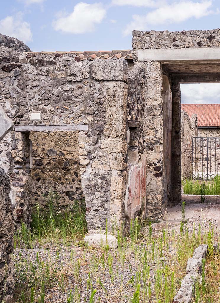 VI.7.23 Pompeii. July 2021. Doorway to cubiculum with window (left).
Photo courtesy of Johannes Eber.
