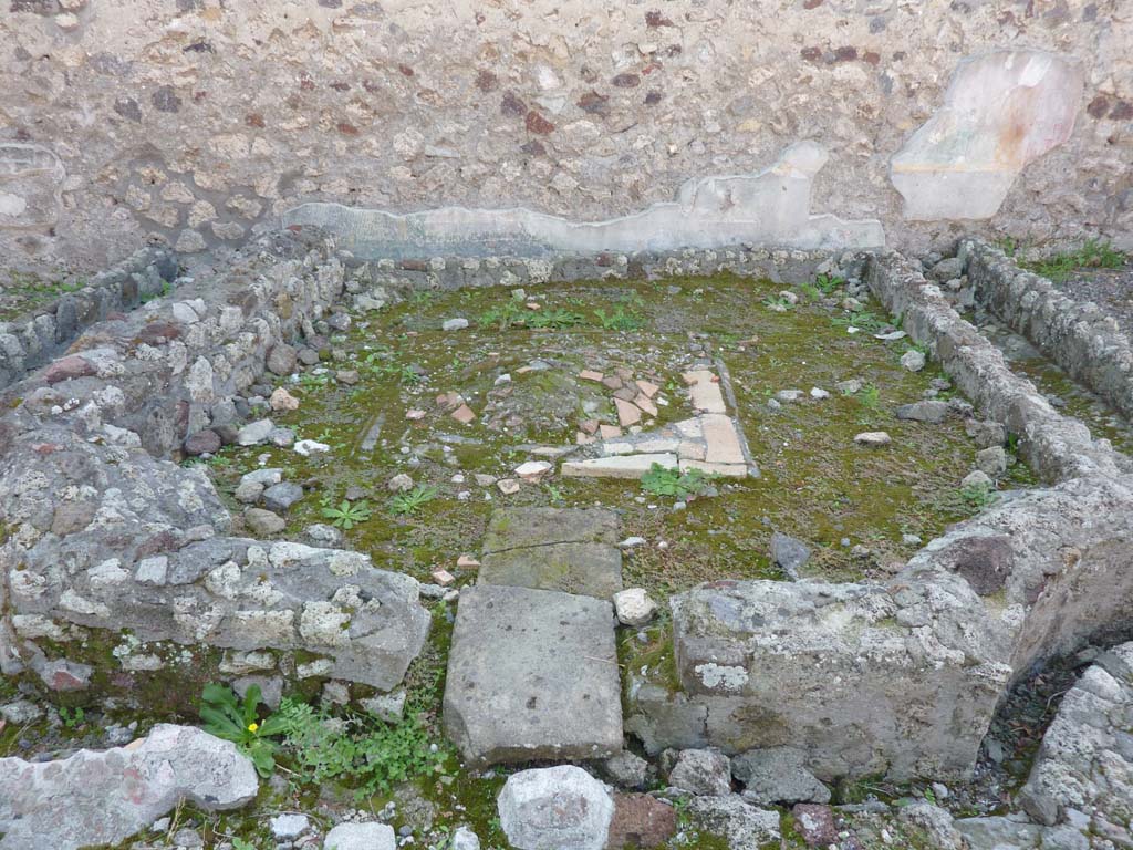 VI.7.23 Pompeii. October 2014. Looking south across remains of pyramidal fountain in courtyard.
Foto Annette Haug, ERC Grant 681269 DÉCOR.

