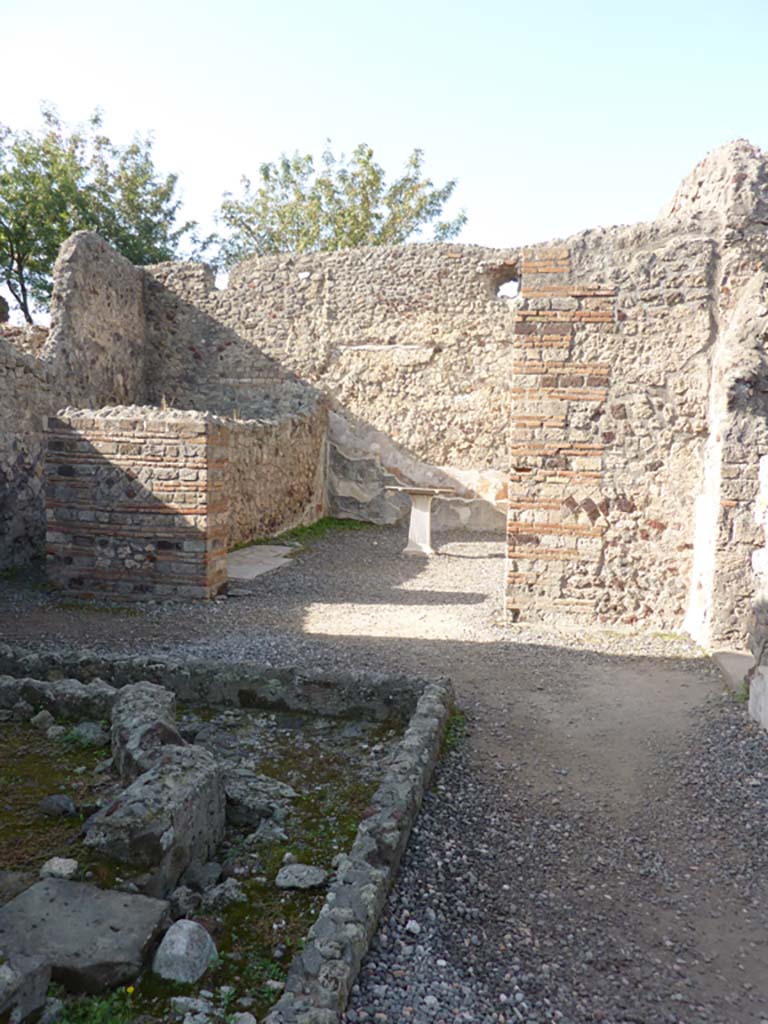 VI.7.23 Pompeii. October 2014. 
Looking west across corner of site of fountain towards doorway to storeroom and to triclinium, on right with table.
Foto Annette Haug, ERC Grant 681269 DÉCOR.
