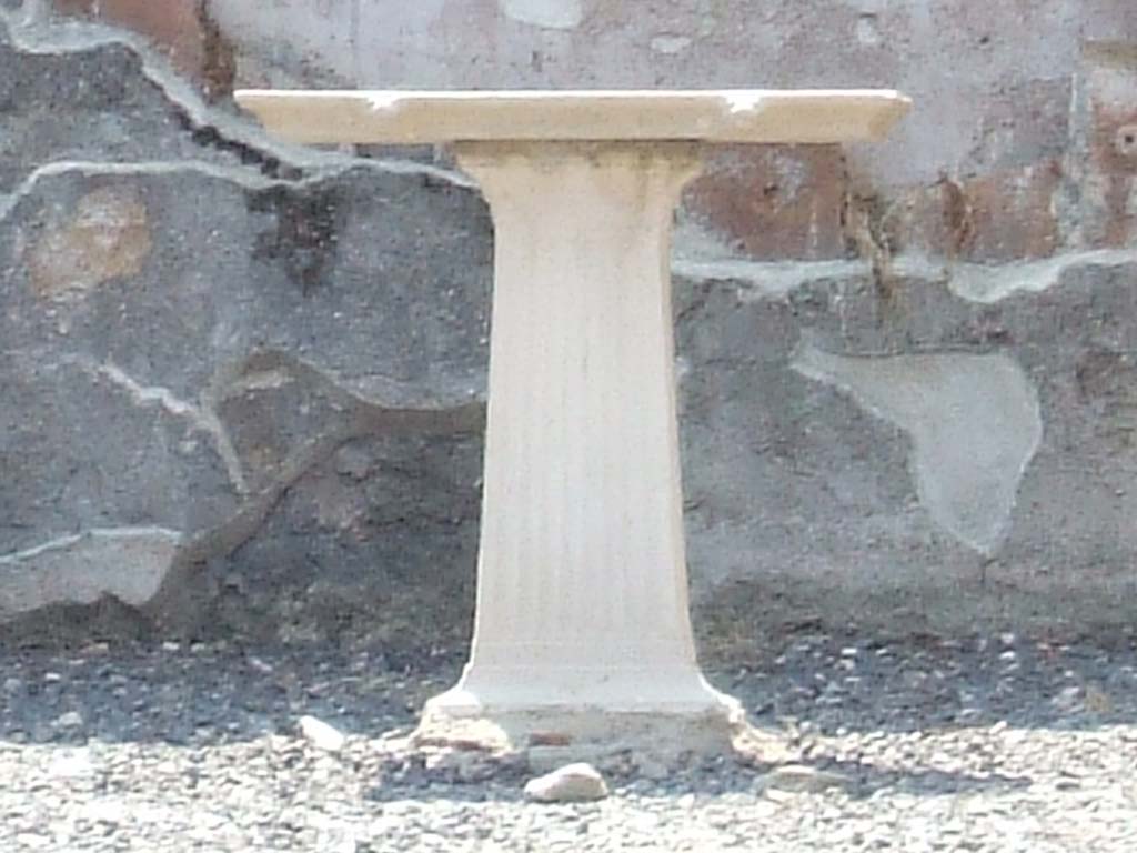 VI.7.23 Pompeii. May 2006. Marble table in triclinium, with two small lion heads.