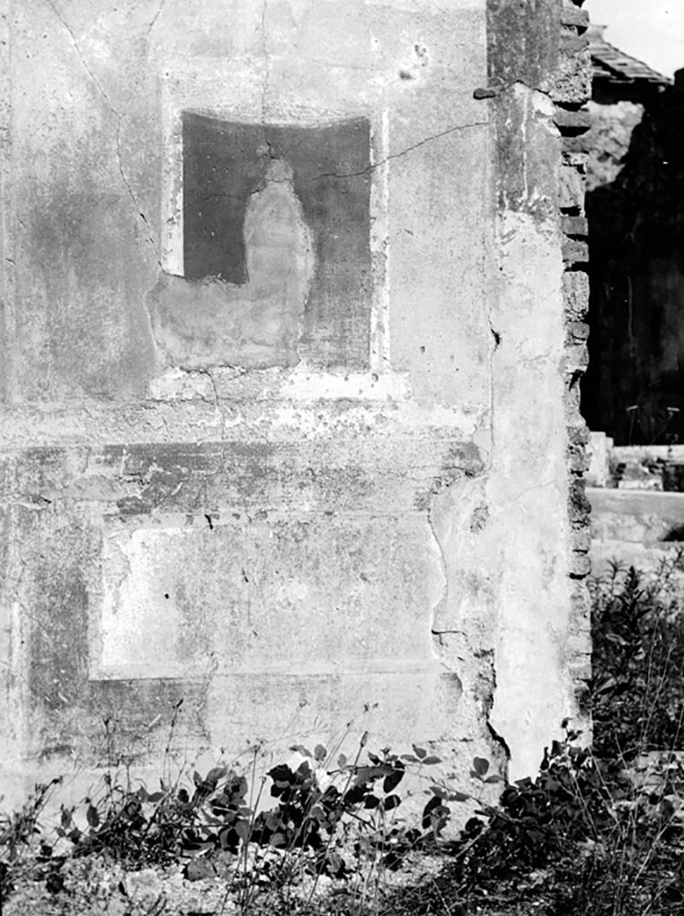 VI.7.23 Pompeii. W.1163. Looking east to remains of wall decoration on north pilaster of triclinium.
Photo by Tatiana Warscher. Photo © Deutsches Archäologisches Institut, Abteilung Rom, Arkiv.
