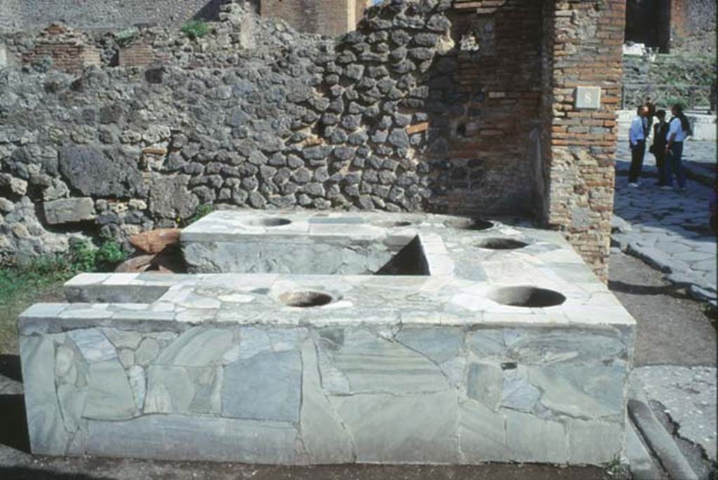 VI.8.8 Pompeii. October 1992. Looking east across counter. Photo by Louis Mric courtesy of Jean-Jacques Mric.