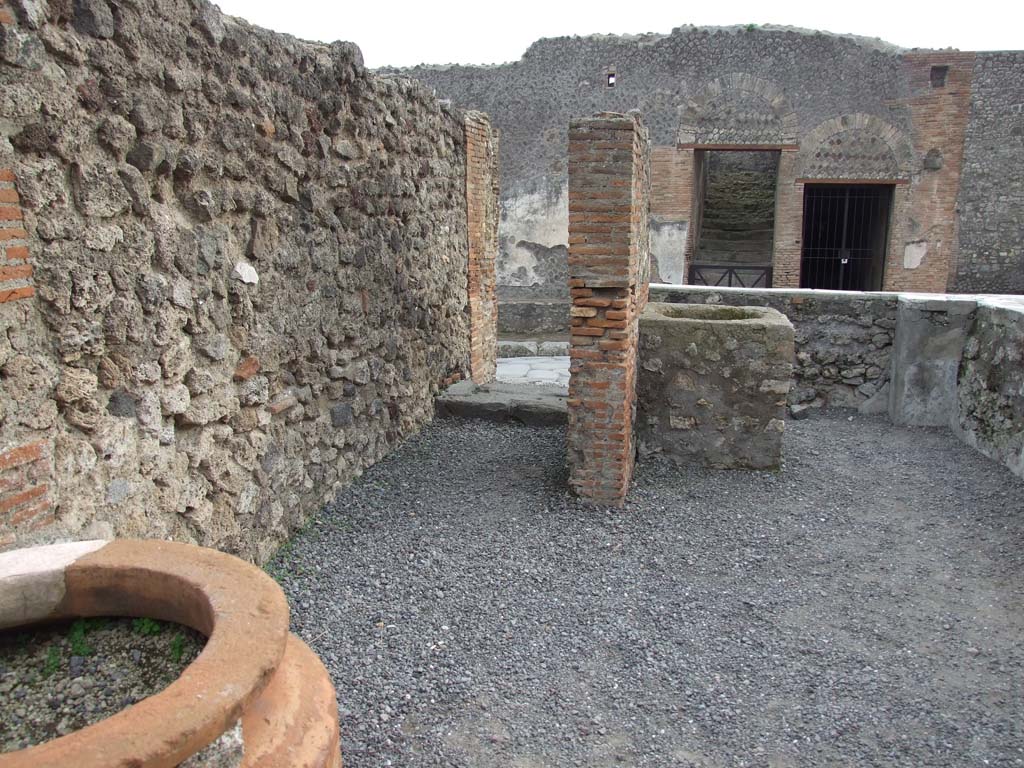 VI.8.9 Pompeii. December 2007. Looking south towards entrance at VI.8.10.