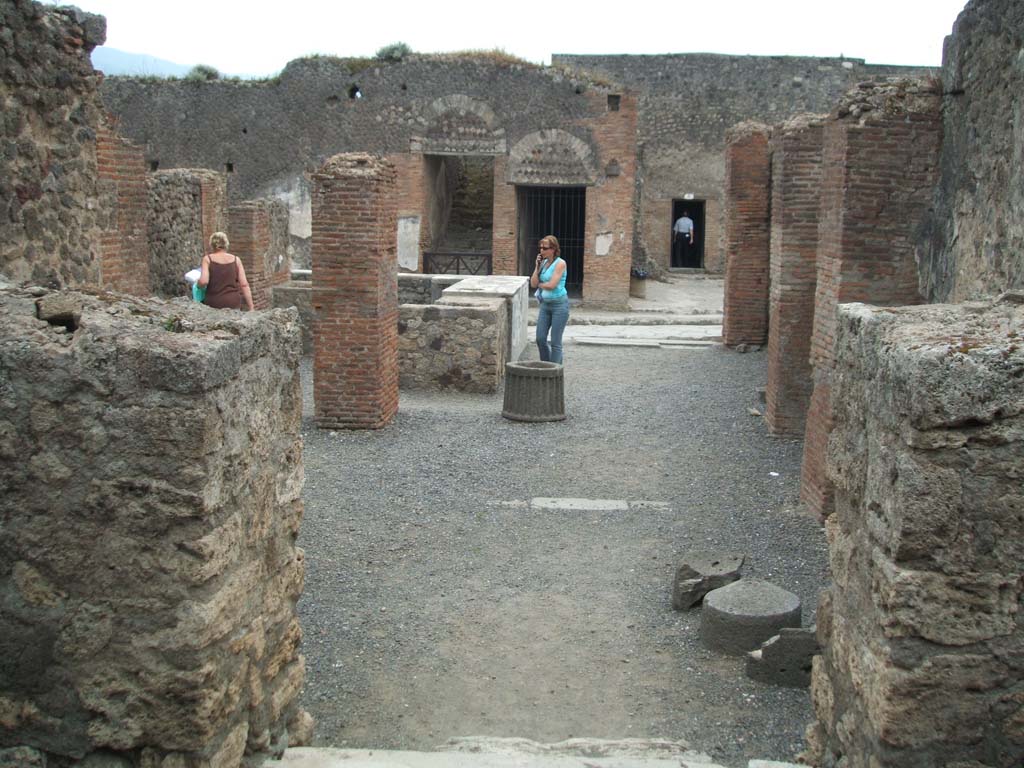 VI.8.9 Pompeii. May 2005. Looking south from rear to front, with Forum Baths, opposite.  