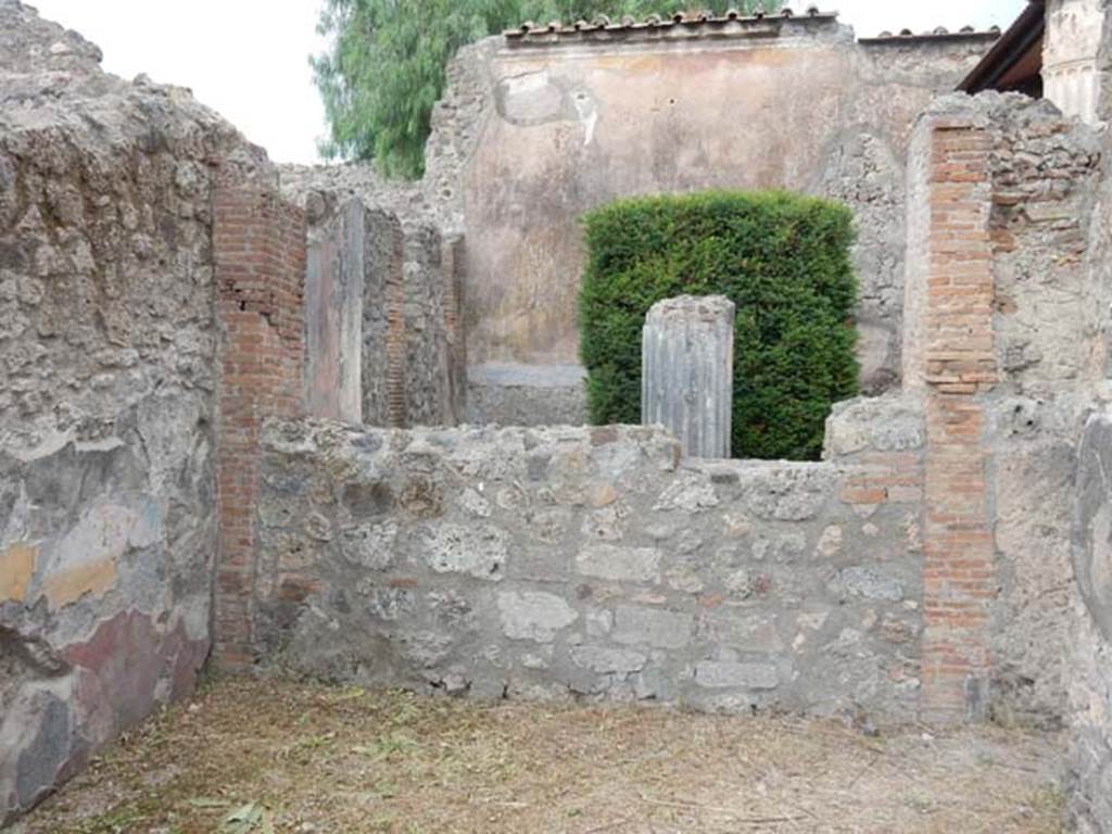 VI.8.22 Pompeii. May 2017. Oecus on south side of tablinum, looking towards the west side. Photo courtesy of Buzz Ferebee.
