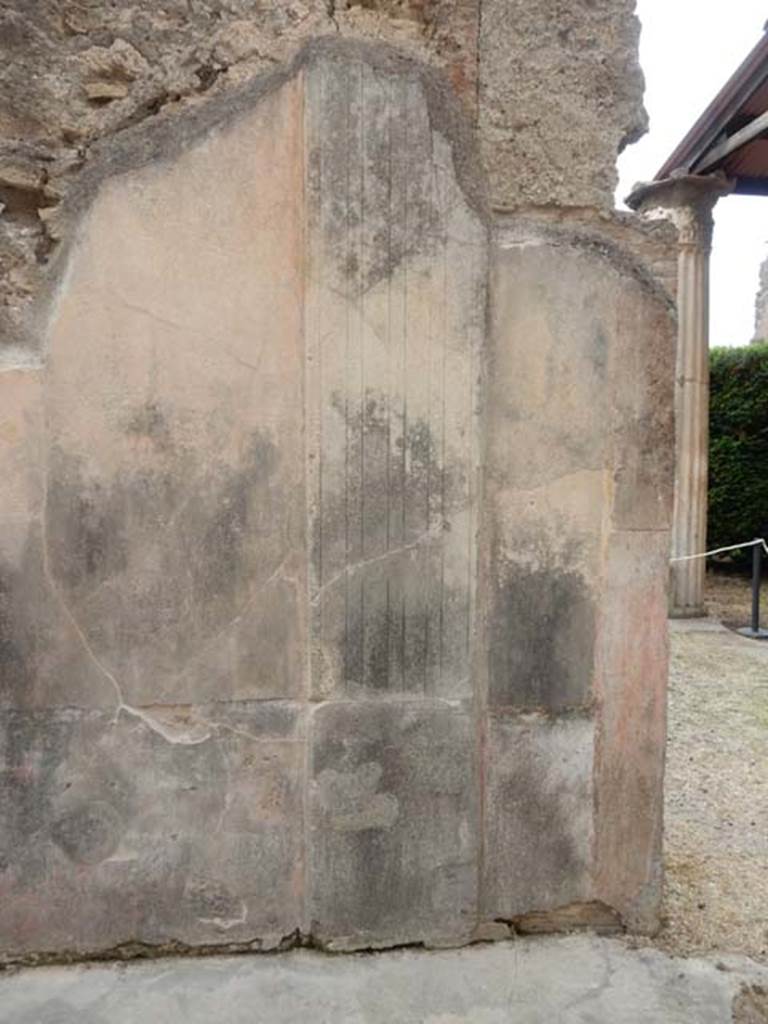 VI.8.22 Pompeii. May 2017. Triclinium, detail of west end of south wall, near doorway to portico of peristyle.  Photo courtesy of Buzz Ferebee.

