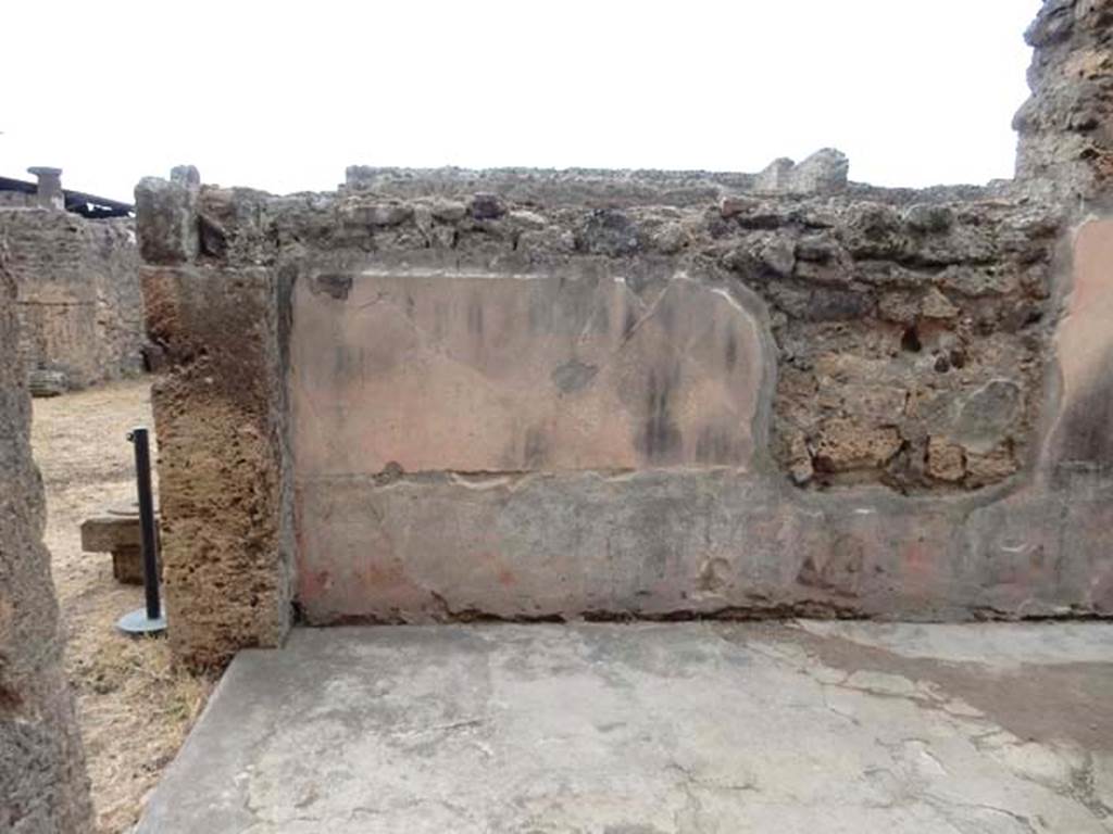 VI.8.22 Pompeii. May 2017. Triclinium, detail of east end of south wall, near doorway to atrium. Photo courtesy of Buzz Ferebee.