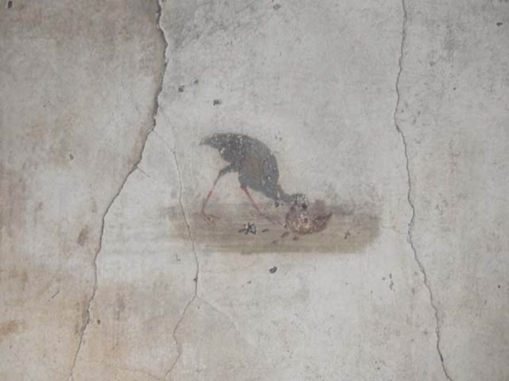 VI.8.23 Pompeii. May 2017. Detail from north side of east wall of cubiculum, showing a painted bird, a partridge eating a fruit. Photo courtesy of Buzz Ferebee.
