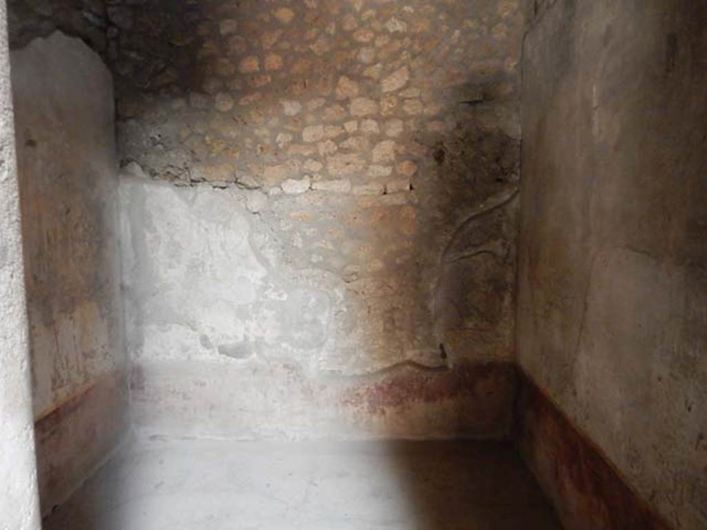VI.8.23 Pompeii. May 2017. Looking east through doorway to room on north side of entrance corridor.  Photo courtesy of Buzz Ferebee.

 
