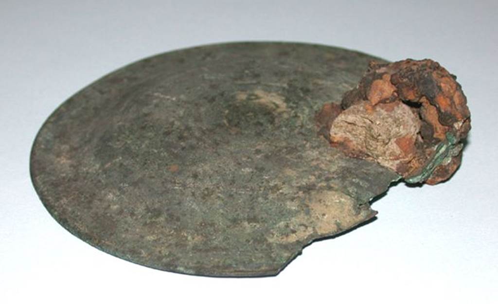VI.9.1 Convex bronze disc with ring fixed to edge, view 1.  Diameter 0.105m.  OA 2807 Elment de mobilier disque, muse Cond, photo RMN  R.G. Ojeda
