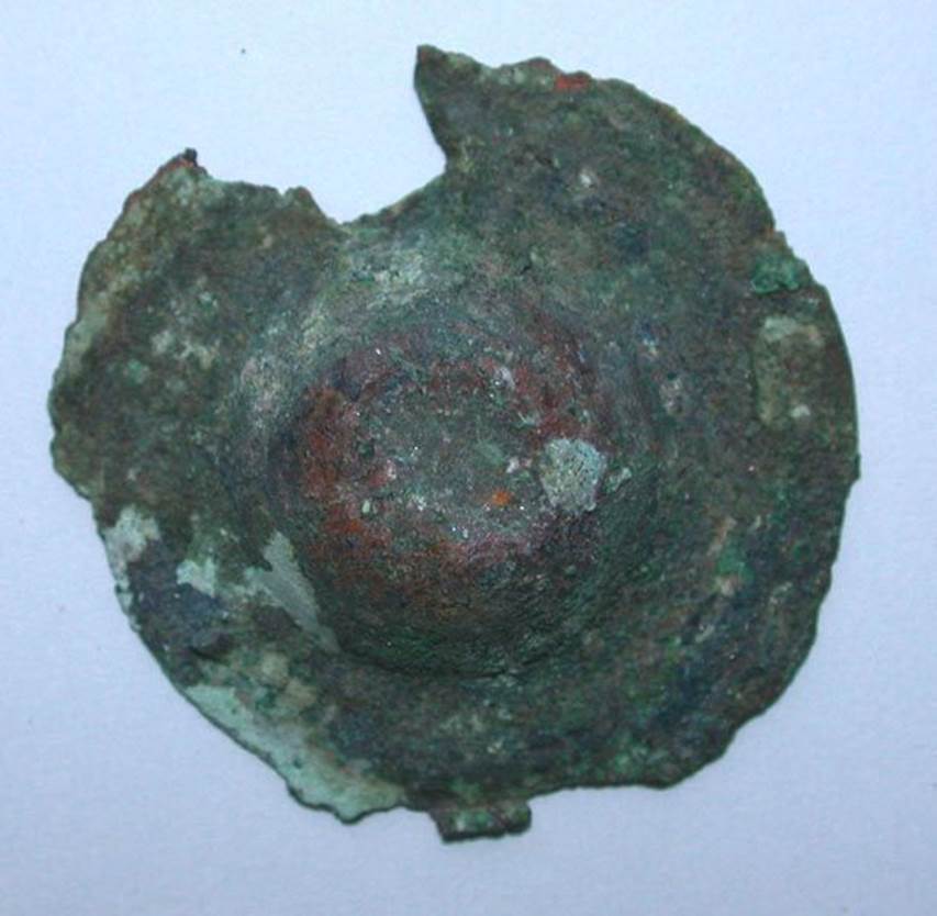 VI.9.1 Small bronze hammered phalre, view 1.  Height 0.007m, diameter 0.033m.  OA 2808 Phalre, muse Cond, photo RMN  R.G. Ojeda