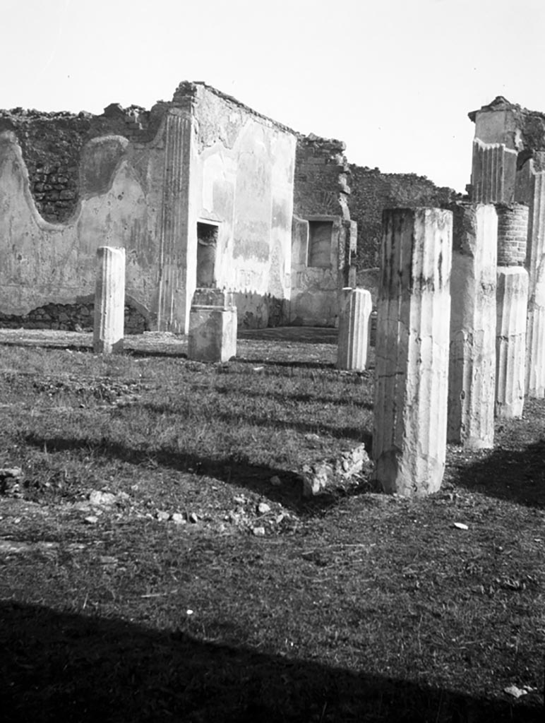 VI.9.5 Pompeii. W711. Corinthian atrium 16, looking north-east towards triclinium 27 and tablinum 26.
Photo by Tatiana Warscher. Photo © Deutsches Archäologisches Institut, Abteilung Rom, Arkiv. 
