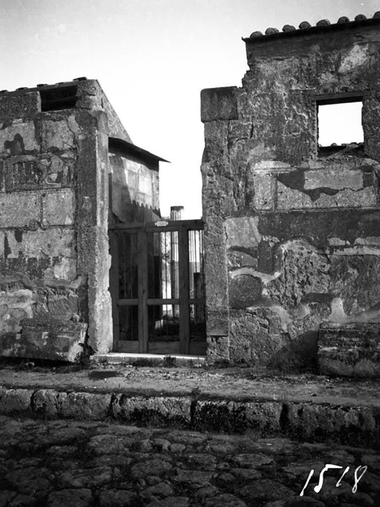 VI.9.6 Pompeii. W.748. Entrance doorway. Photo by Tatiana Warscher. 
Photo © Deutsches Archäologisches Institut, Abteilung Rom, Arkiv. 
