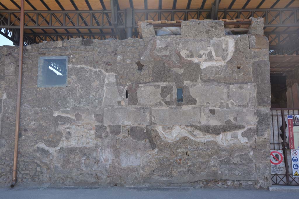 VI.9.6 Pompeii. July 2017. Front facade on north side of entrance doorway.
Foto Annette Haug, ERC Grant 681269 DÉCOR.

