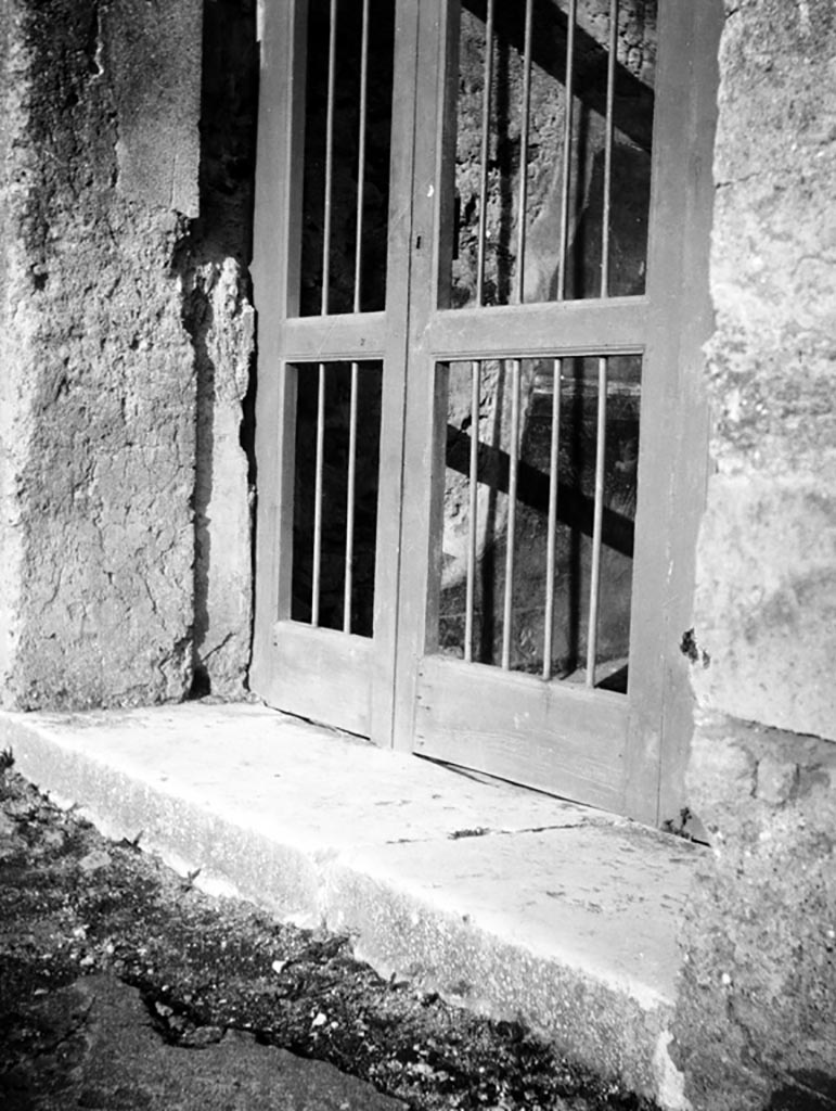 VI.9.6 Pompeii. W.761. Threshold or sill of entrance doorway.
Photo by Tatiana Warscher. Photo © Deutsches Archäologisches Institut, Abteilung Rom, Arkiv. 
