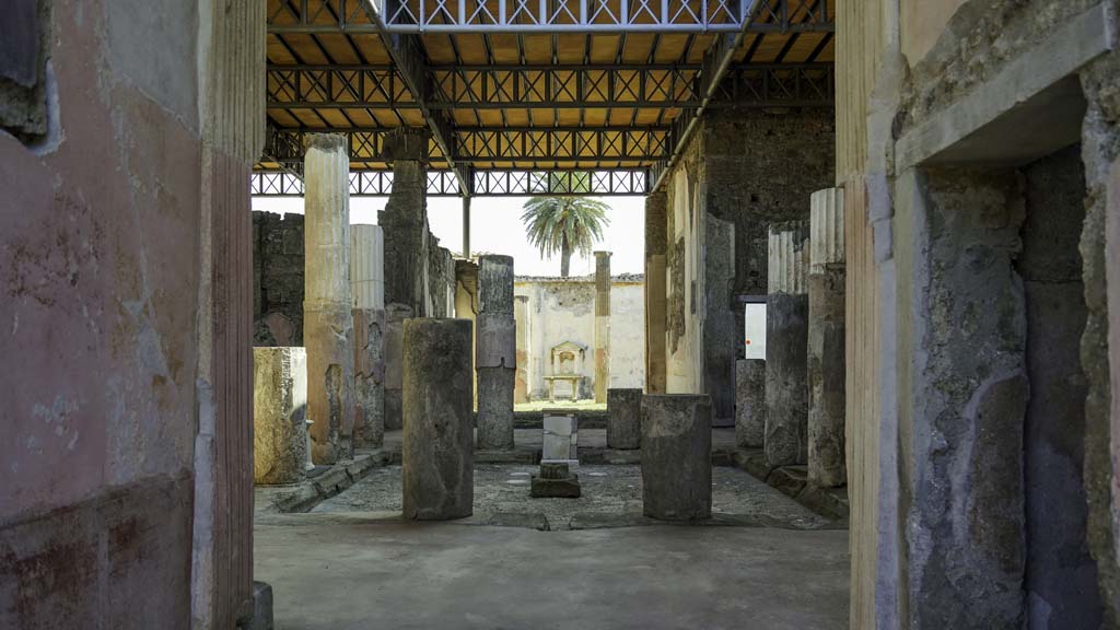 VI.9.6 Pompeii, August 2021. Looking east from entrance corridor, across atrium to garden area. Photo courtesy of Robert Hanson.

