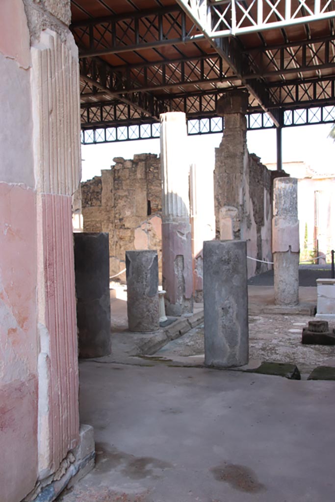 VI.9.6 Pompeii. October 2022. 
Room 3, looking north-east from entrance doorway across impluvium in atrium. 
Photo courtesy of Klaus Heese.
