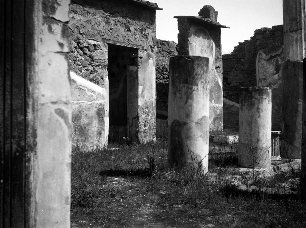 VI.9.6 Pompeii. W.808. Room 3, looking north-east along north side and corner of impluvium in atrium.
Photo by Tatiana Warscher. Photo © Deutsches Archäologisches Institut, Abteilung Rom, Arkiv. 
