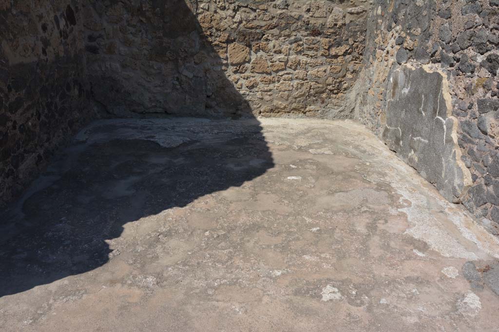 VI.10.7 Pompeii. September 2019. Room 5, flooring, and remaining plaster on east wall, of room on north side of atrium.
Foto Annette Haug, ERC Grant 681269 DÉCOR.
