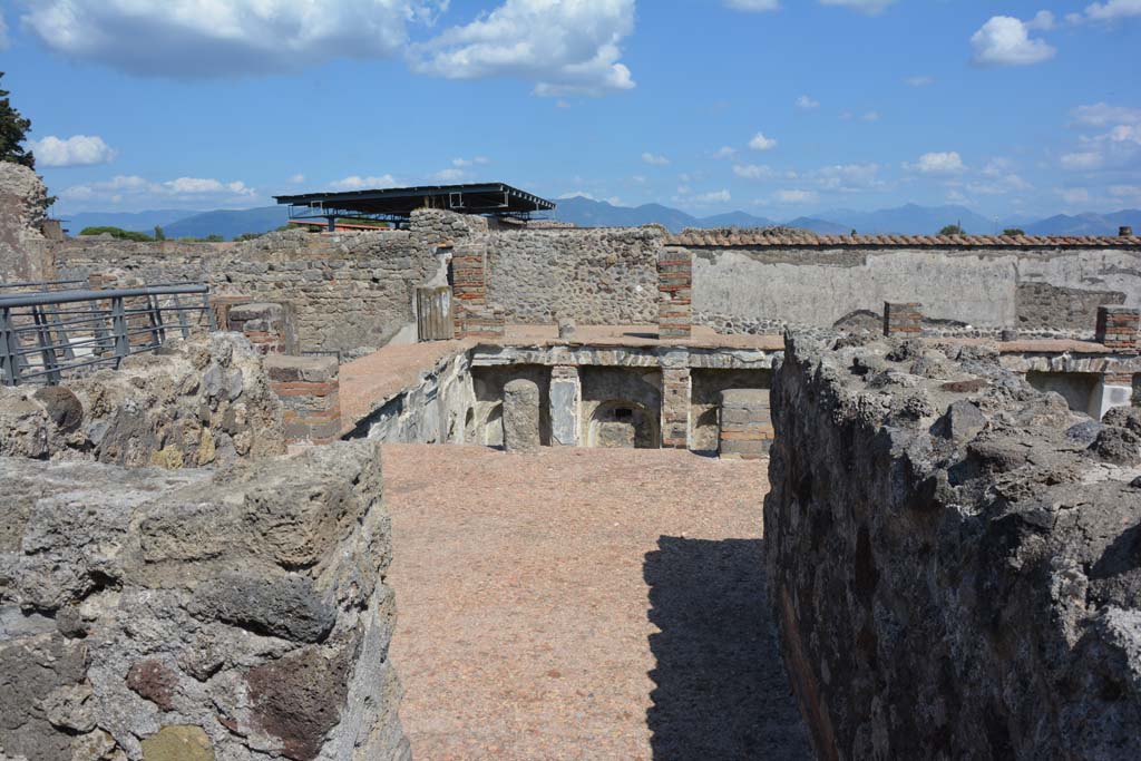 VI.10.7 Pompeii. September 2019. Looking east at portico level.
Foto Annette Haug, ERC Grant 681269 DÉCOR.

