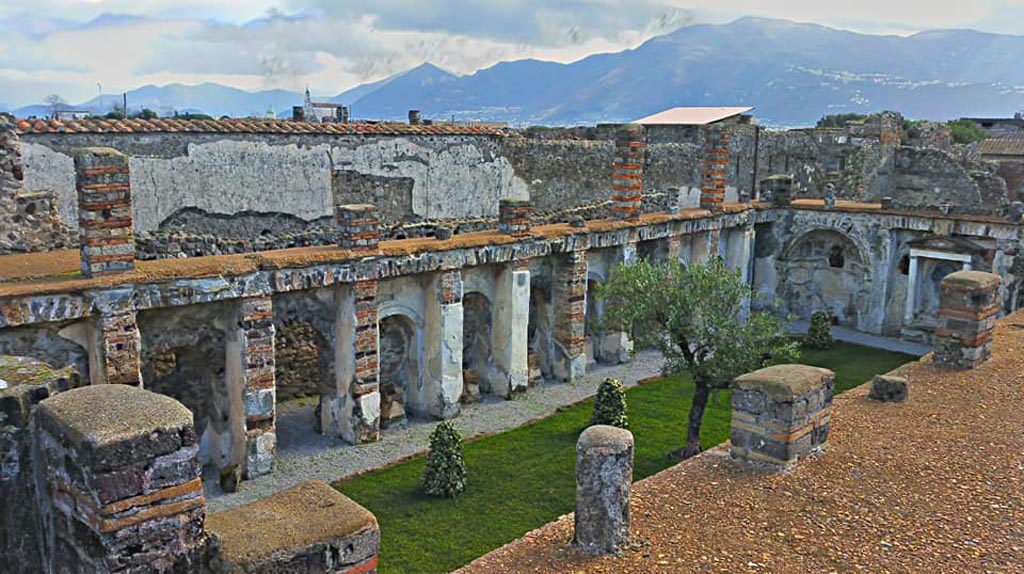 VI.10.7 Pompeii. 2017/2018/2019. 
Looking south-east across upper portico with garden area, below. Photo courtesy of Giuseppe Ciaramella.
