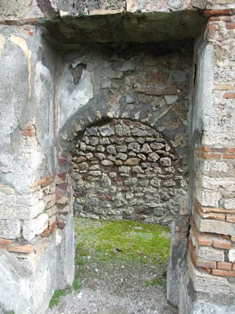 VI.10.7 Pompeii.  March 2009.  Room 15.  Garden area.  East side.  Arched doorway to corridor on east side.
