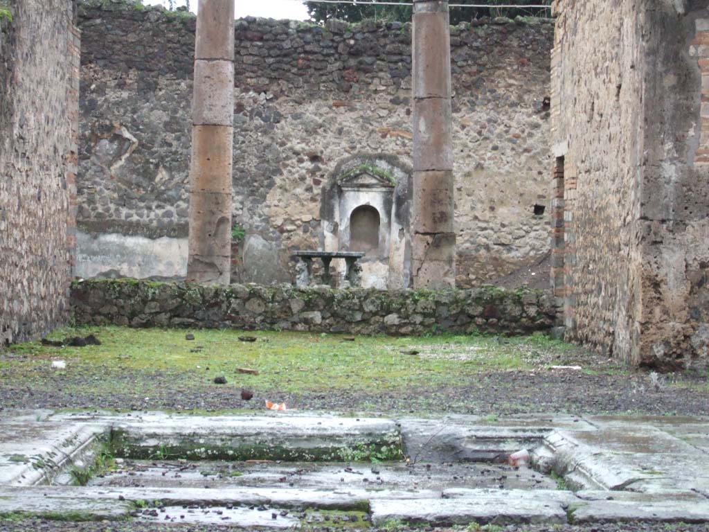 VI.13.13 Pompeii. December 2005. Looking west across impluvium, towards tablinum and peristyle.
