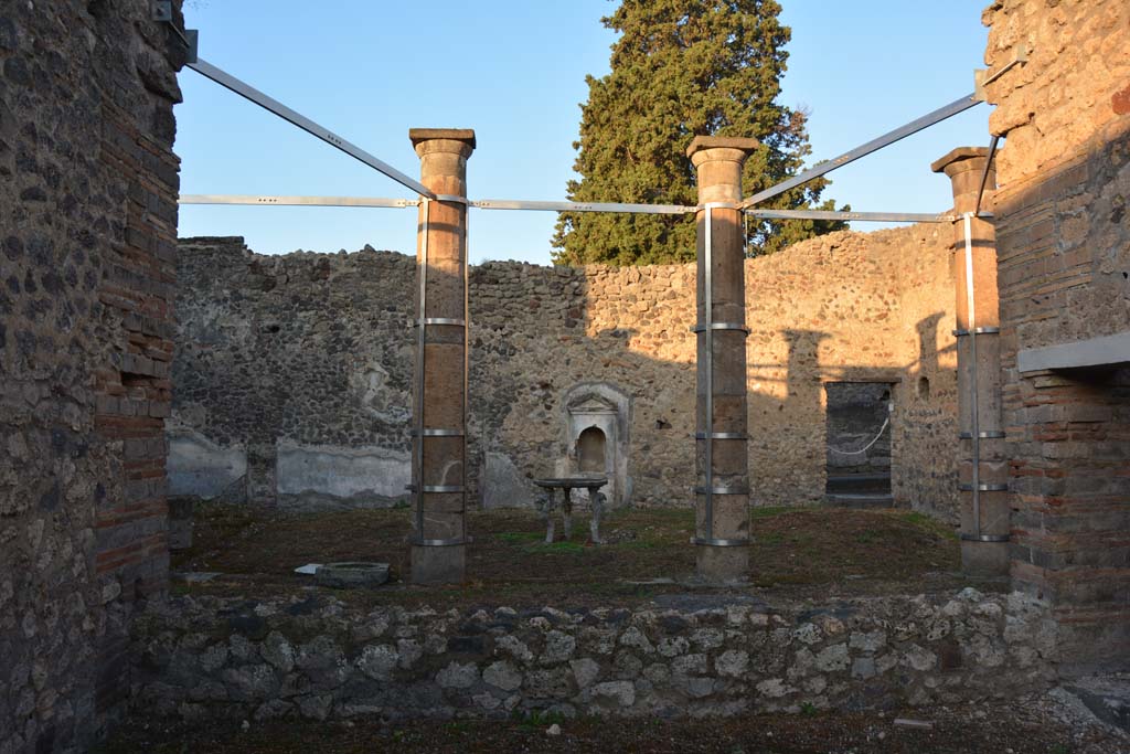 VI.13.13 Pompeii. October 2019. Looking west across tablinum towards peristyle and garden.
Foto Annette Haug, ERC Grant 681269 DÉCOR.
