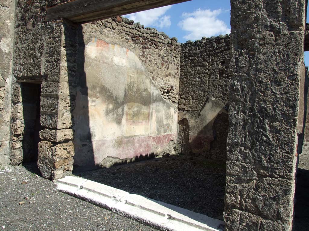 VI.14.20 Pompeii. March 2009. Room 10, doorway to triclinium, looking north-east from garden.