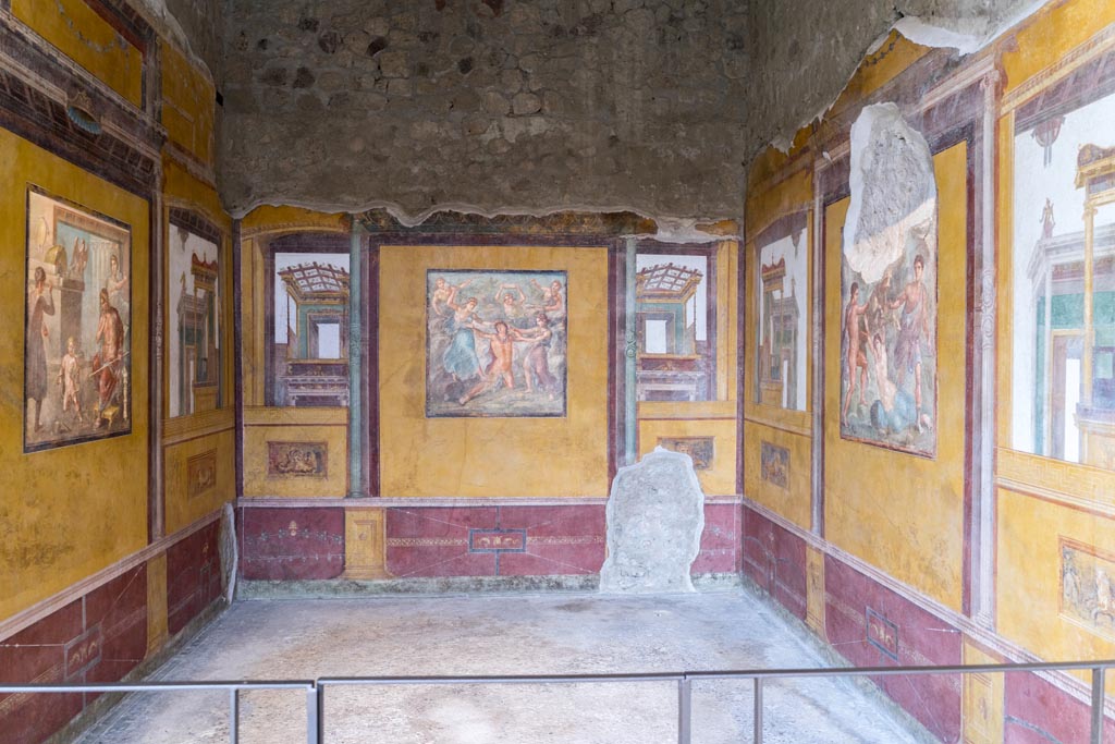 VI.15.1 Pompeii. March 2023. Looking east through doorway of exedra. Photo courtesy of Johannes Eber.

