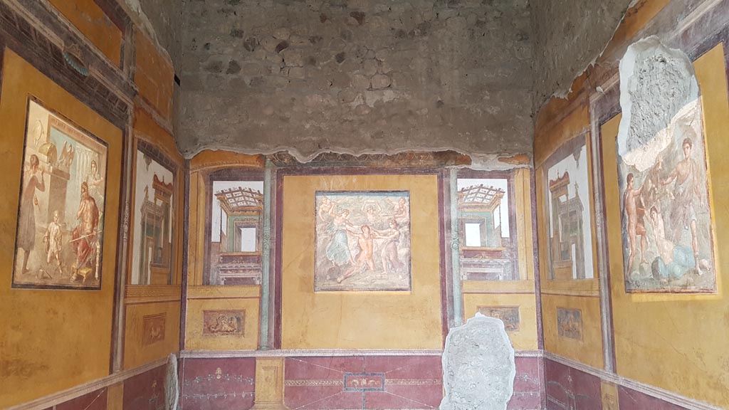 VI.15.1 Pompeii. August 2023. Looking east across exedra in south-east corner of peristyle. Photo courtesy of Maribel Velasco.