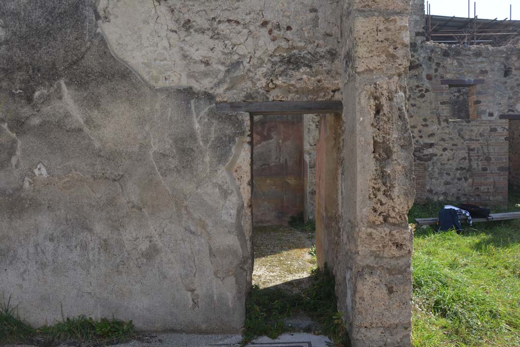 VI 15 5 Pompeii. March 2019. Tablinum 7, small doorway to oecus 8, at west end of south wall.
Foto Annette Haug, ERC Grant 681269 DCOR.
