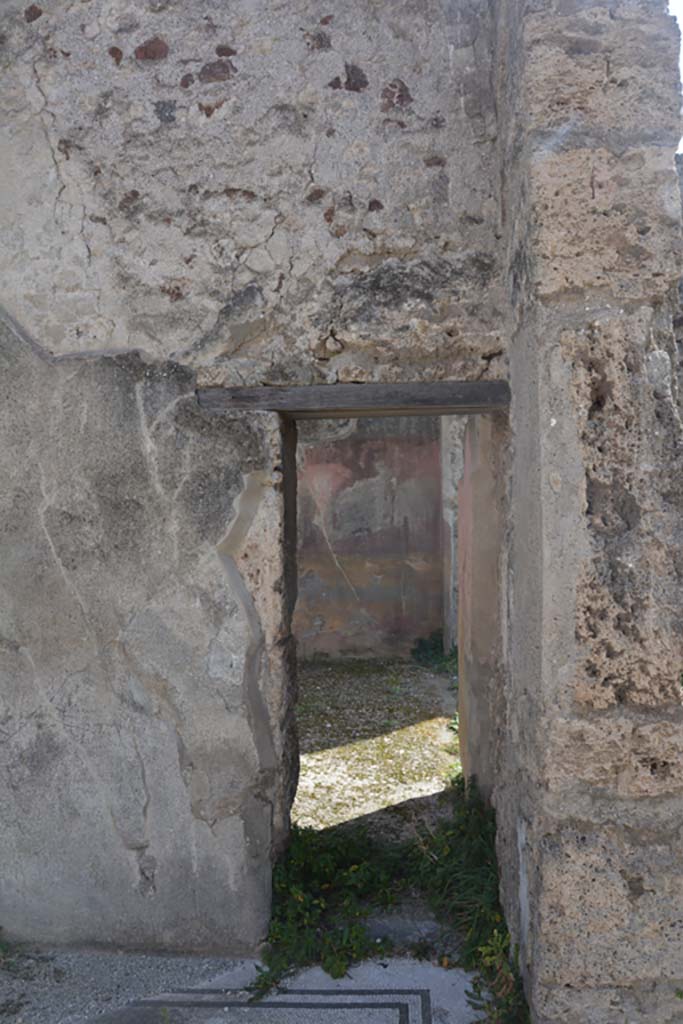 VI 15 5 Pompeii. March 2019. 
Room 7, small doorway in south wall of tablinum at west end, leading to oecus 8.
Foto Annette Haug, ERC Grant 681269 DCOR.
